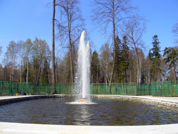 Работы по восстановлению пруда с фонтаном в центре Лабиринта в восточной части Нижнего парка ГМЗ "Петергоф". г. Петергоф
